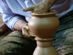 Freigedrehte Vase aus rotem Ton